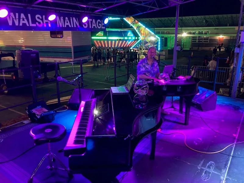 Dueling piano bar with purple stage lights